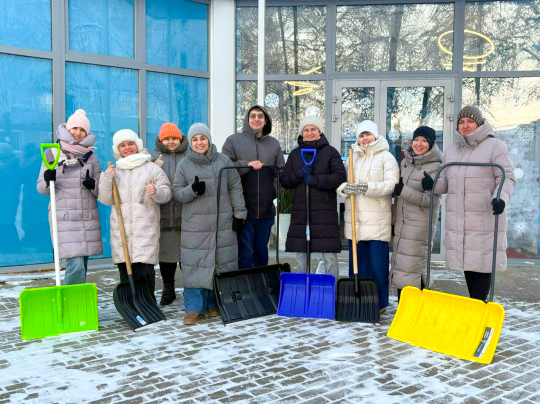 Сотрудники Вяземского информационного центра приняли участие в снежном субботнике